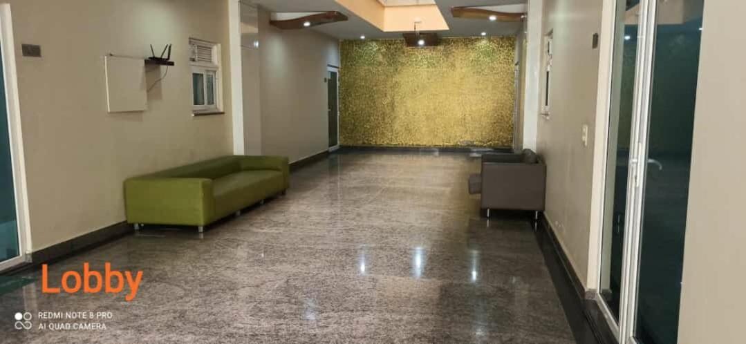 Oyo 74401 Aster Garden Suites Дели Экстерьер фото