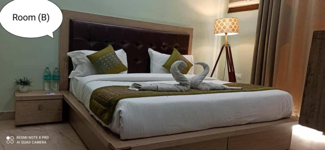 Oyo 74401 Aster Garden Suites Дели Экстерьер фото